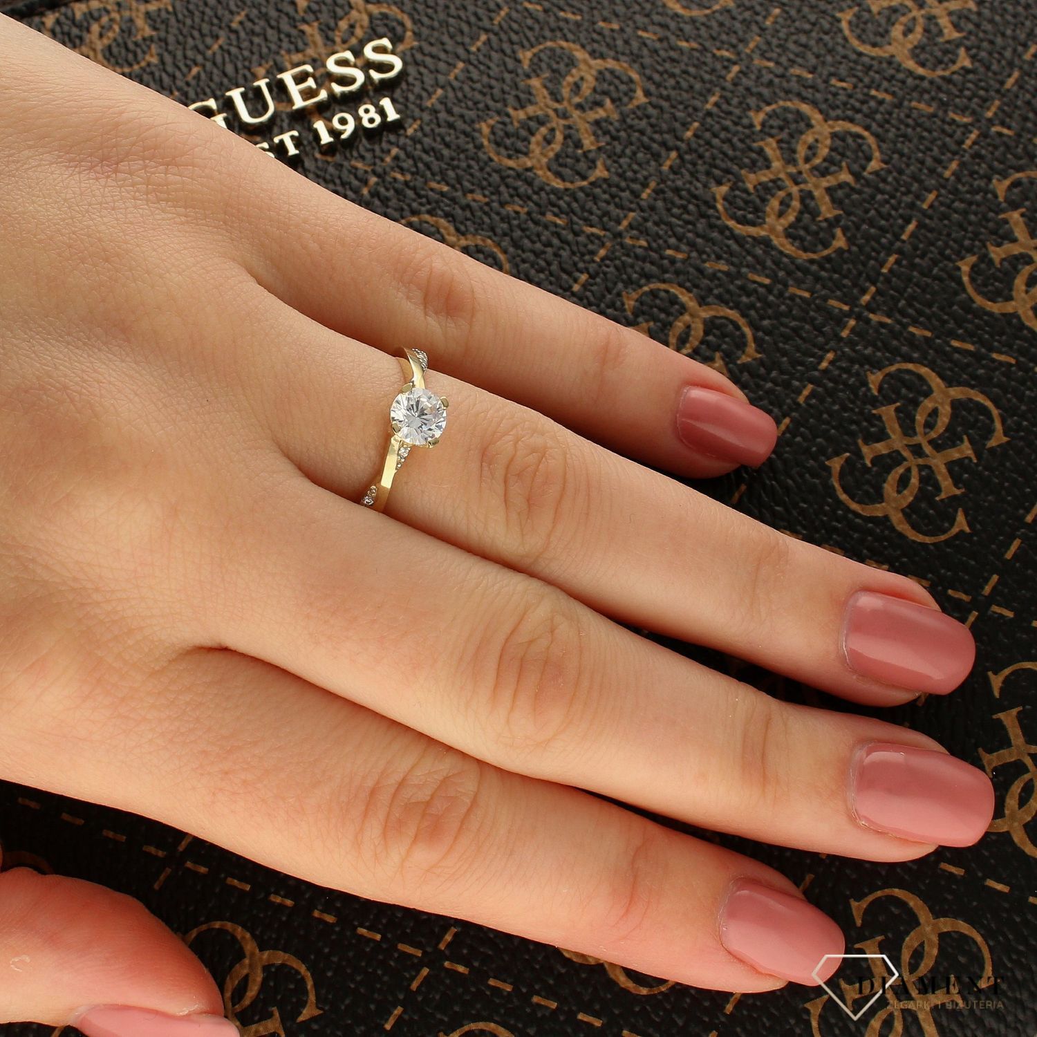 Złoty pierścionek zaręczynowy 'Piękno chwili' PI 2312 (1).jpg